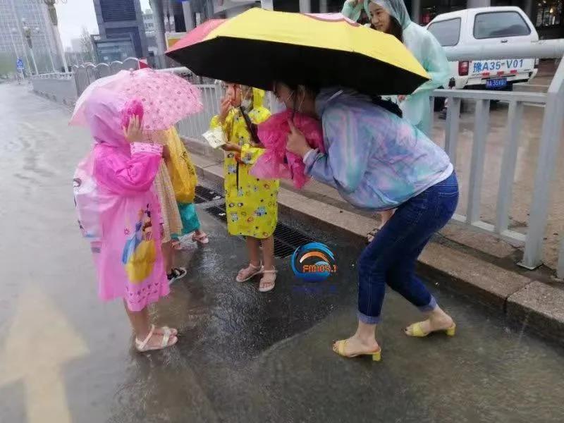 “是每一个‘你’，让我‘重生’！”——河南交广女记者郑州地铁生死时速